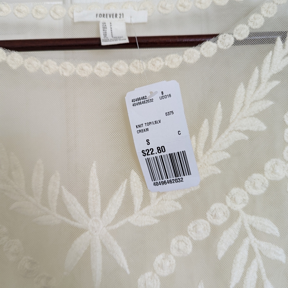 Sheer top with design - Picture 4 of 6